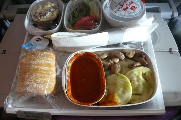 mâncare vegană în avion