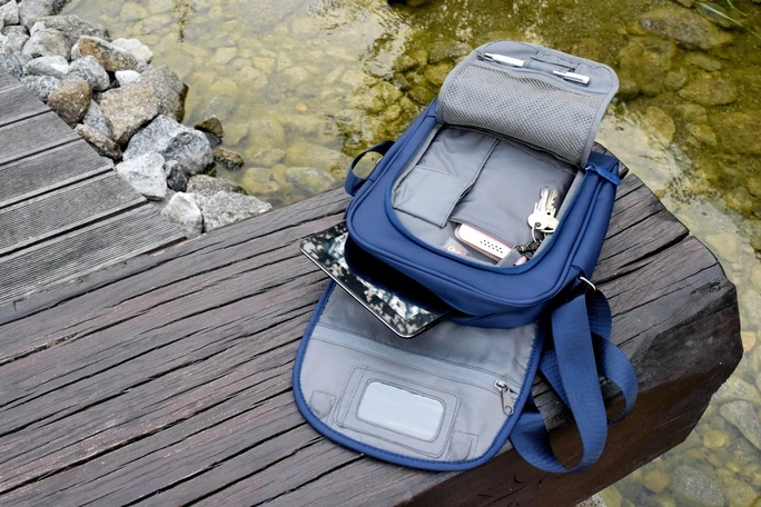 Heys HiLite RFID Crossbody Messenger