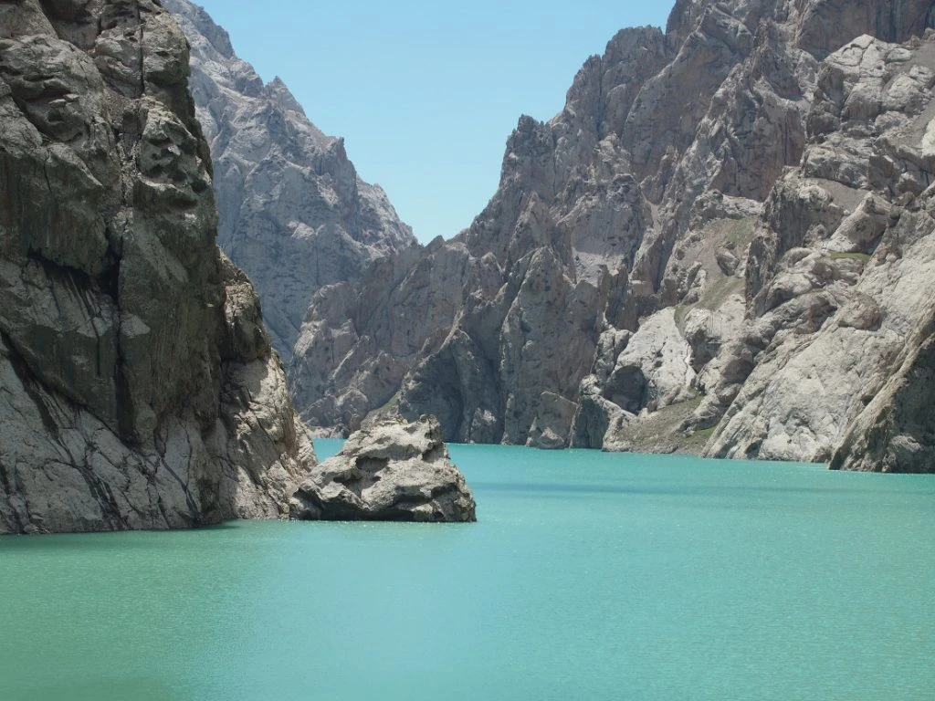 Kârgâzstan - lacul montan Kel-Suu