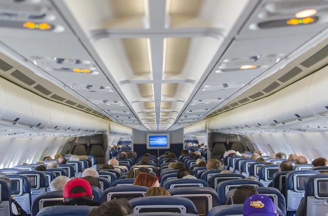 Loc la fereastră în avion.