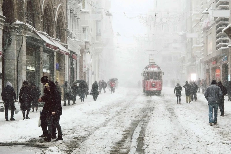 Oameni și străzi.