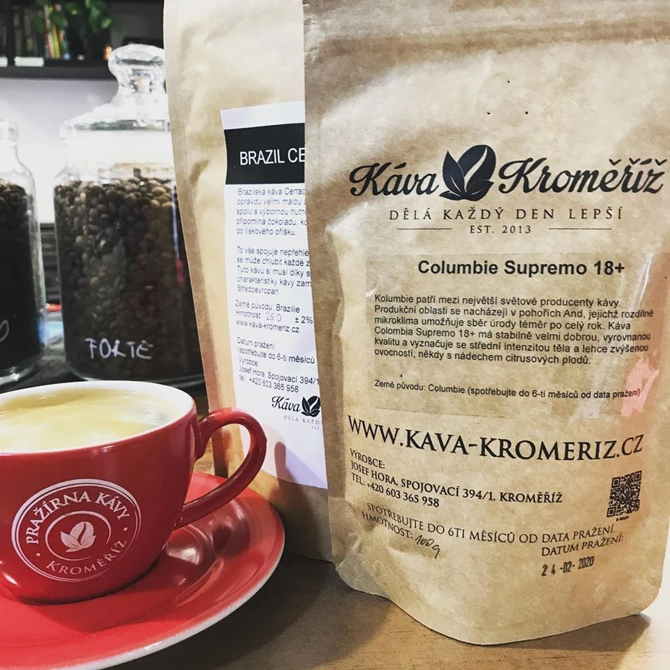 cafea cu spumă și pachet de cafea de la prăjitoria de familie Káva Kroměříž