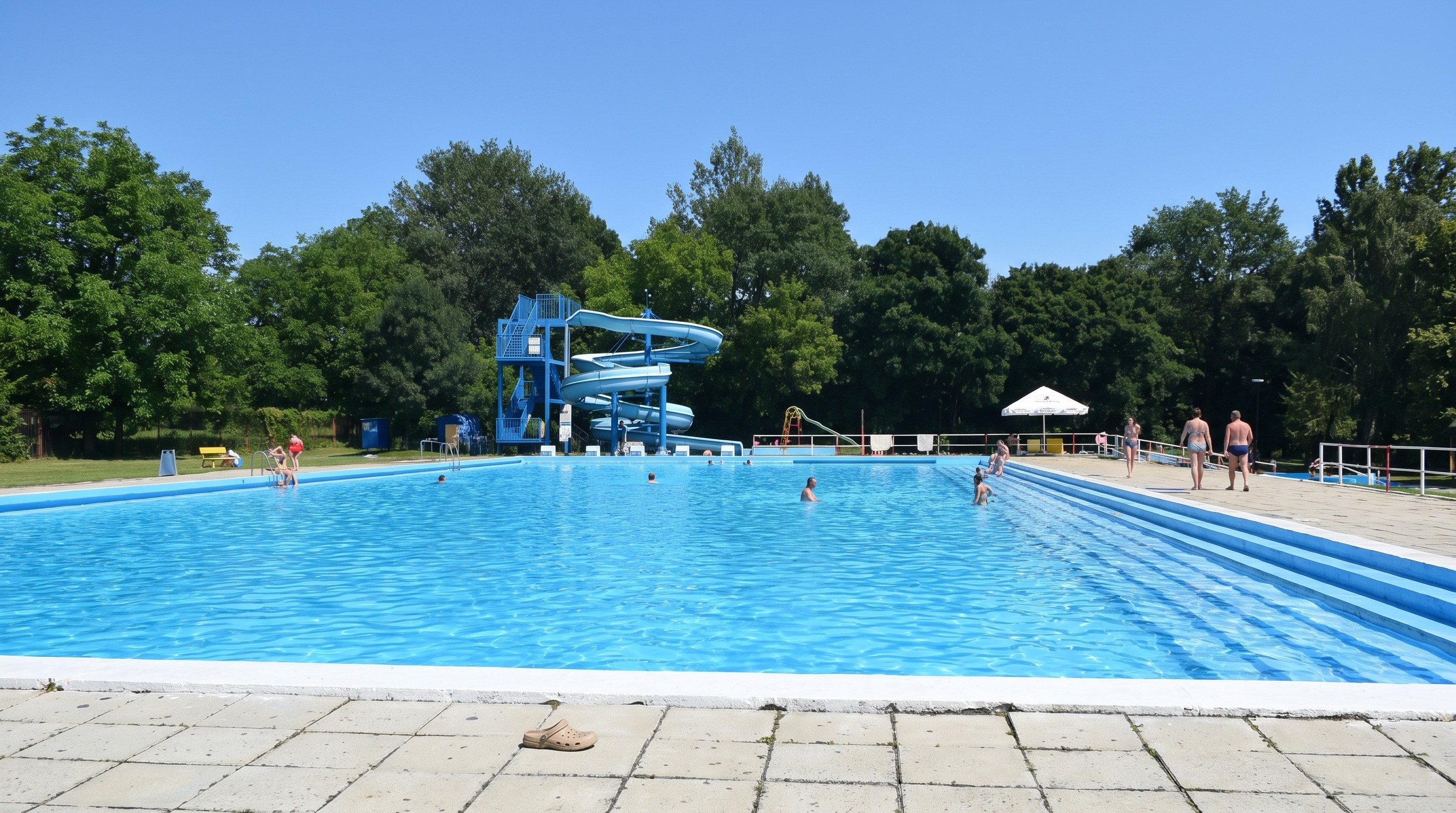 Piscină cu tobogan în Camp Strážnice
